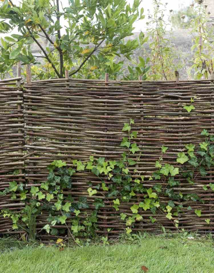 Cerca trançada faça você mesmo como uma divisória para o jardim vizinho