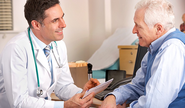 paciente idoso no médico discute diagnóstico