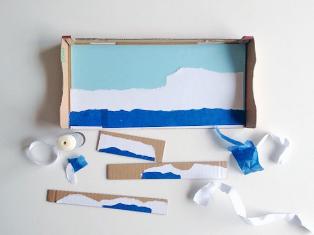 Bonecos de teatro de fantoches feitos de papelão para decoração infantil.