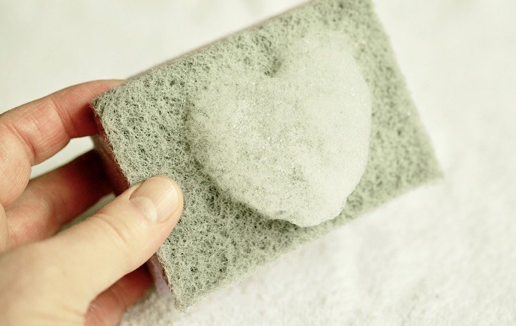 tinta-mancha-esponja-absorver-têxteis-água com sabão