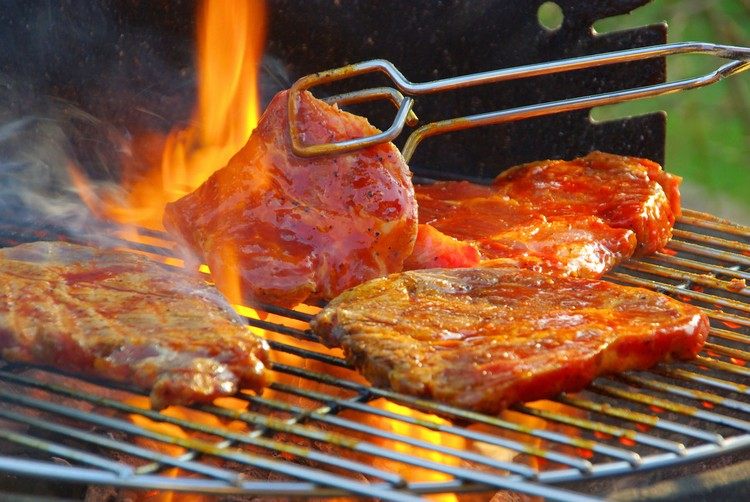 Grelhe a carne diretamente na grelha sem folha de alumínio