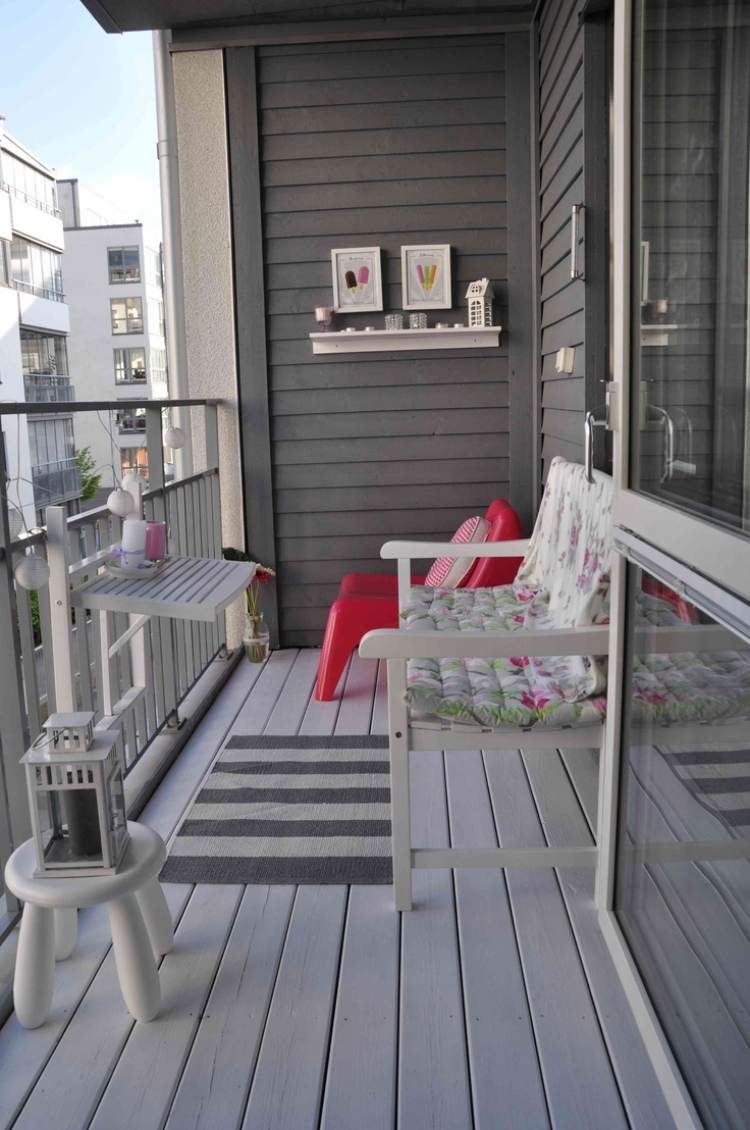 varanda design-mesa dobrável-banco-vermelho-poltrona-cinza-branco-decoração