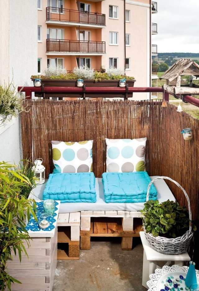 pequena varanda-palete-sofá-tela-privacidade-esteiras de bambu