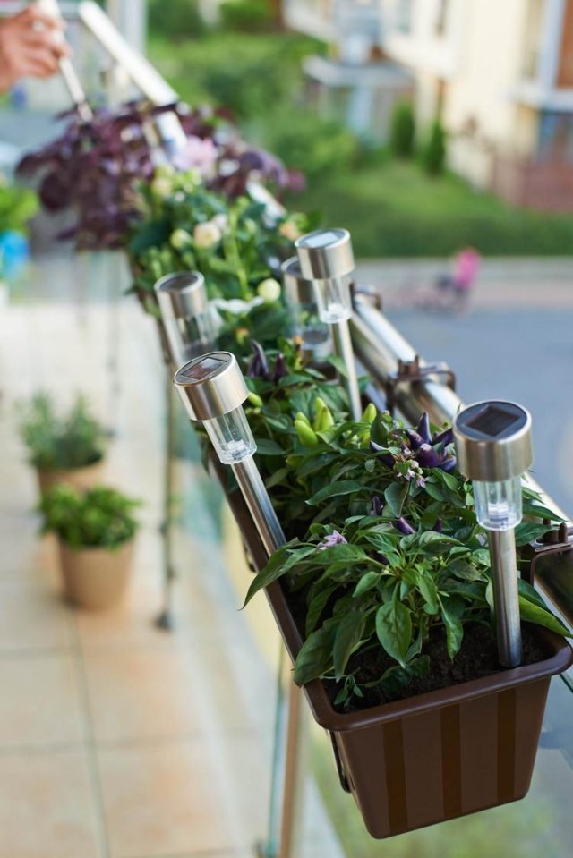 varanda-decoração-ideias-jardim de vegetais-plantador-corrimão-solar-lâmpadas de amarração