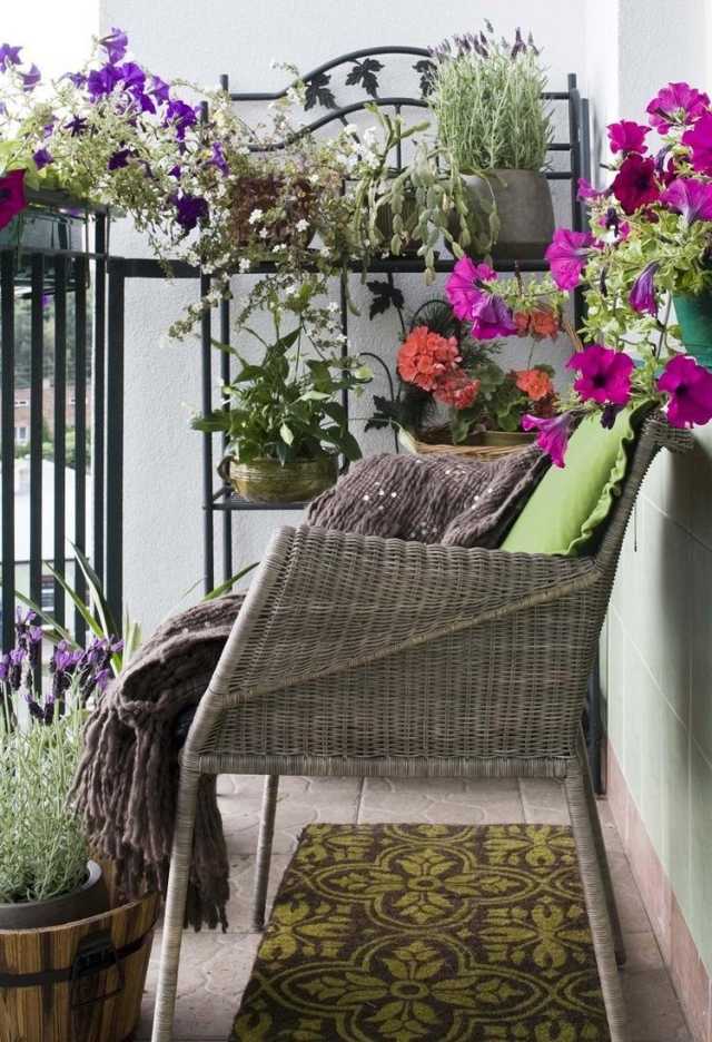 pequena varanda-cadeira de vime-tapete-tapete-plantas