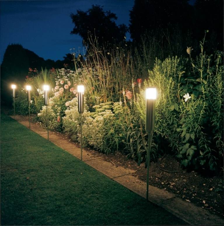 iluminação de jardim lâmpadas solares realçam arbustos gramado
