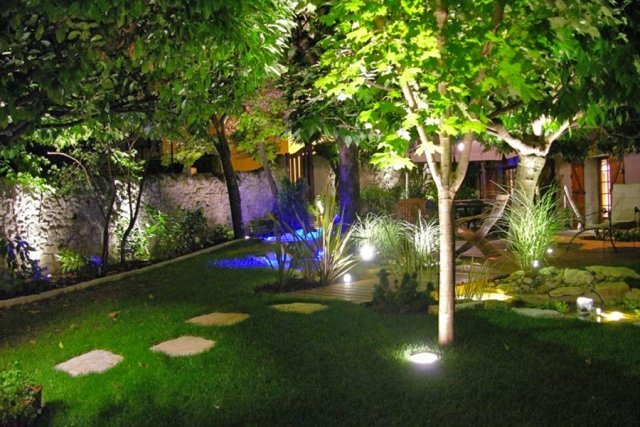dicas de iluminação de jardim luzes de piso led azul