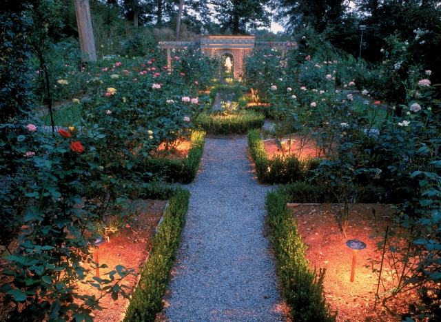 iluminando o poste de amarração do jardim canteiros de flores rosas