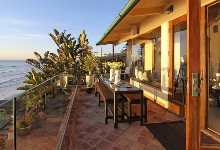 Área de jantar-design-terraço-com-vista-oceano-terraço de terracota cobrindo