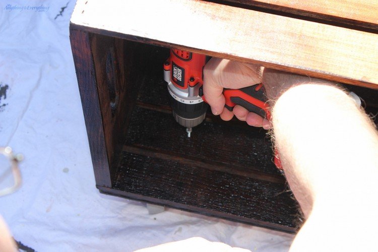 mesa-vinho-engradado-construção-instruções-aparafusando-engradados de madeira