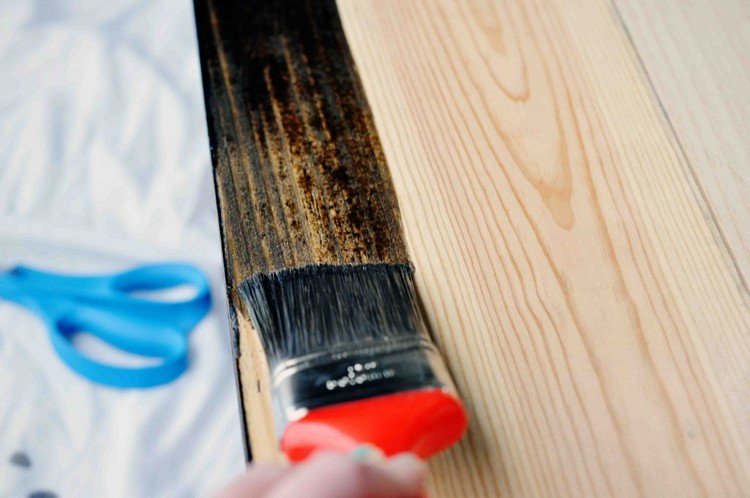 Construa você mesmo, pinte a mesa de cabeceira e engradado de vinho