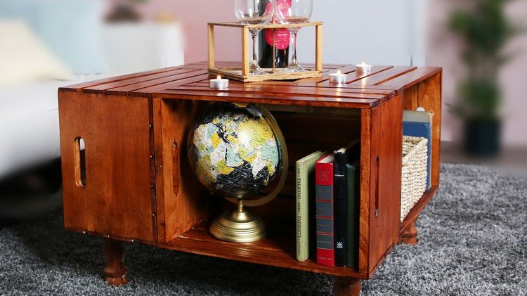Mesa feita de caixas de vinho com espaço para arrumação da mesa da sua sala de estar