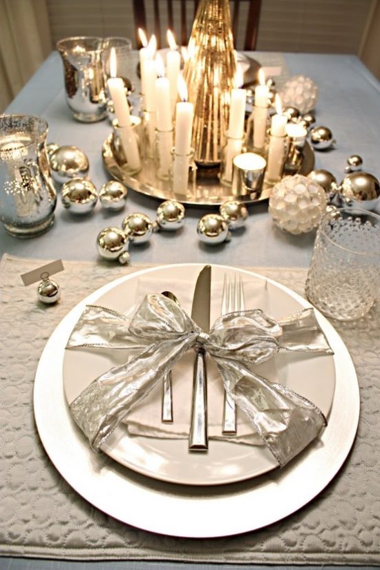 Decoração de mesa para velas de festa de ano novo com enfeites de ouro