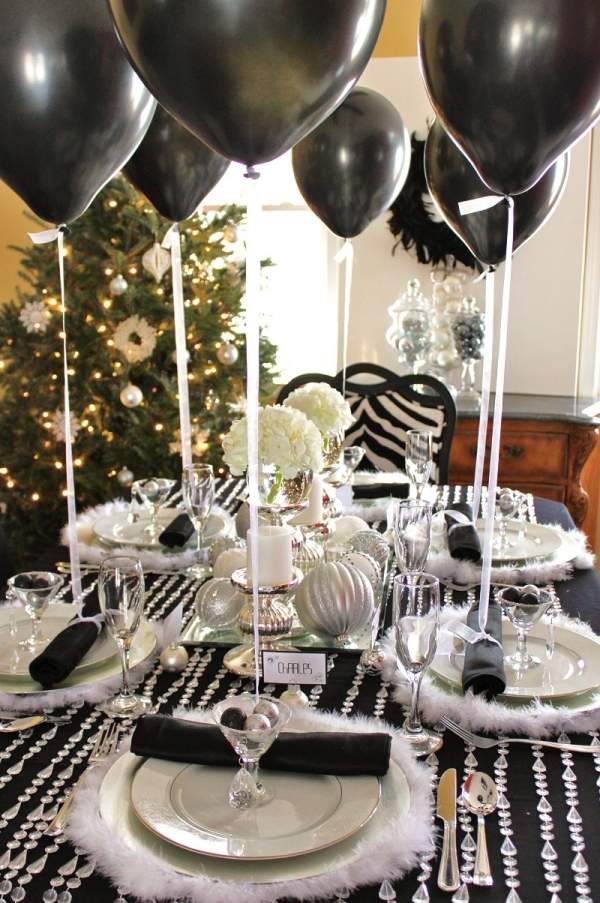 Decoração de mesa em balões pretos para festa de ano novo