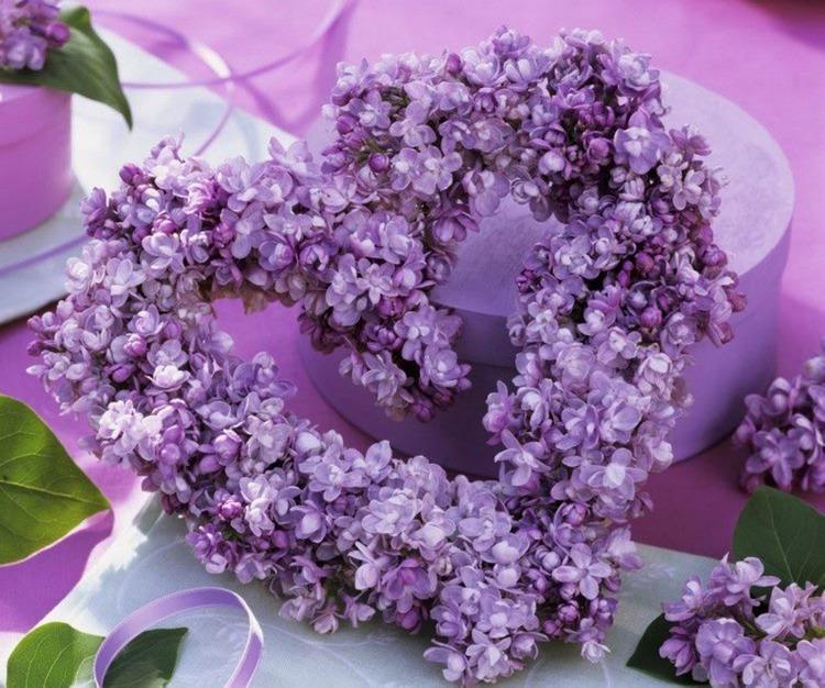 Decoração de mesa com flores em forma de coração de grinalda de lavanda