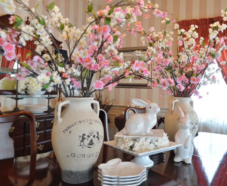 Decoração de mesa com flores primavera-ramos de cerejeira-vintage-vasos-porcelana-carrinho de bolo de coelho