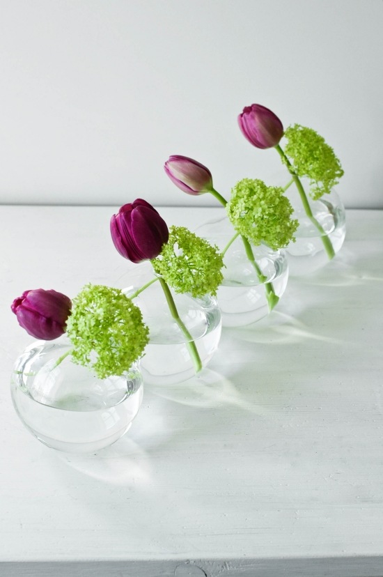 Lindos vasos de vidro tulip-VIolet com decoração de primavera