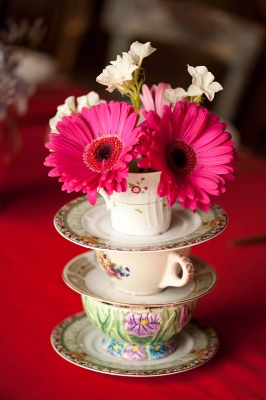 Lindas xícaras de cerâmica para decoração de mesa