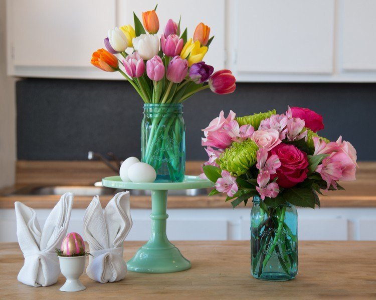 Decoração de mesa com flores, taças de tulipas-rosas-cores-diferentes