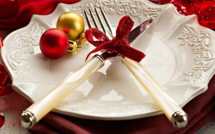 placa elegante decoração de mesa de natal fita vermelha bolas de ouro