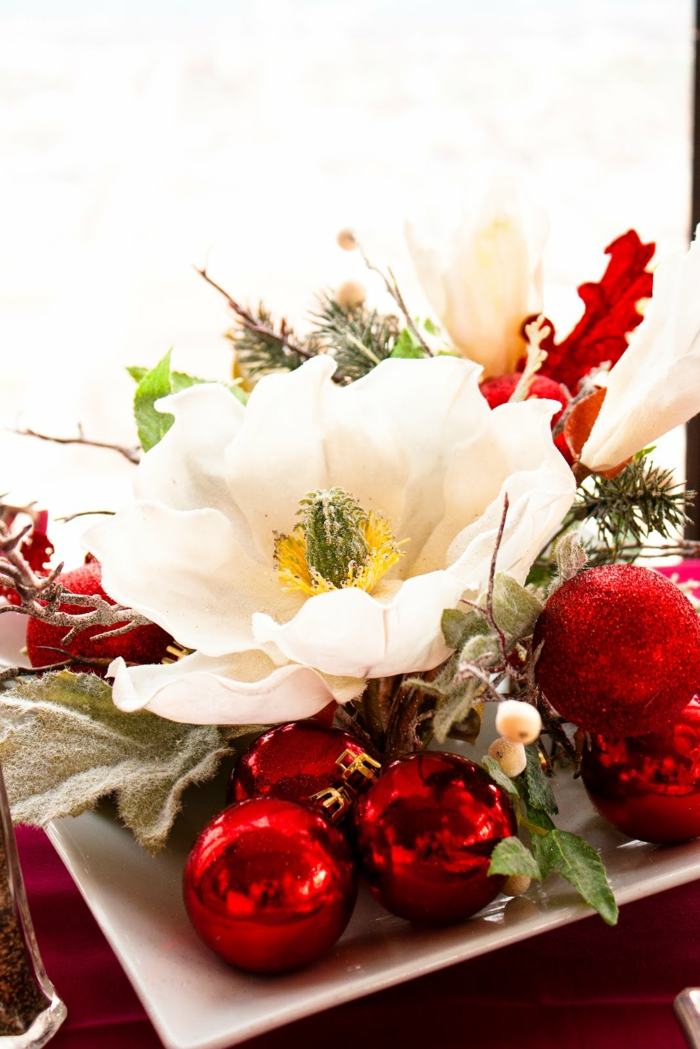 flores arranjo bolas vermelhas decoração de natal mesa