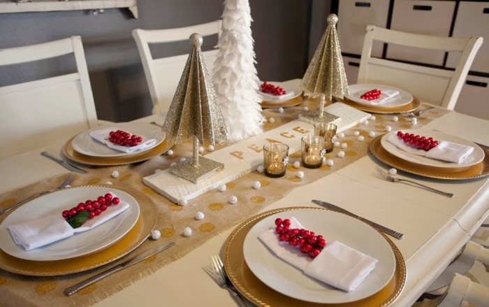 decoração de mesa simples árvore de natal bagas ouro branco velas