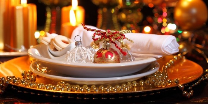 talheres decoram corrente bolas pratos velas natal