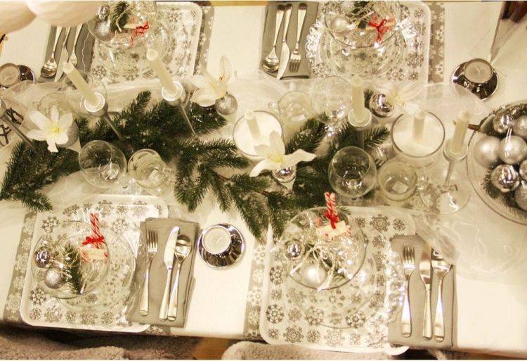 decoração de mesa-natal-ideias-toalha de mesa-branco-prata-talheres-ramos de abeto-copos