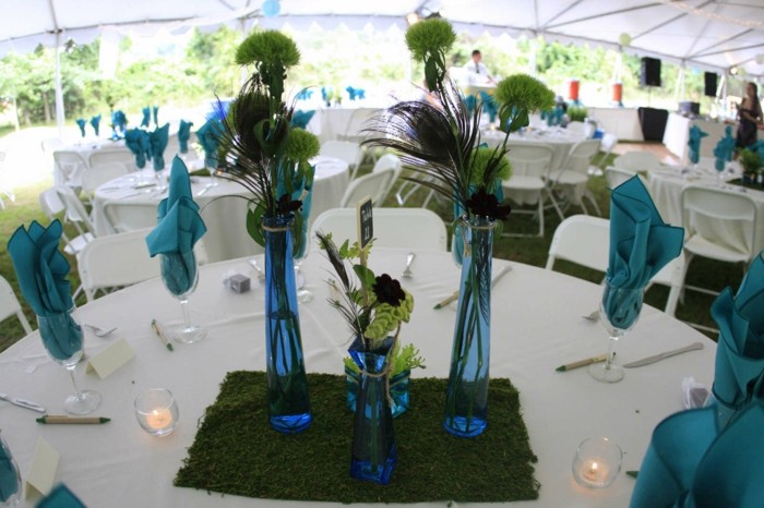 Decoração de casamento de penas de pavão sobre a mesa