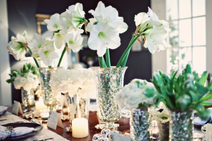 vaso de flores brancas com glitter, decoração de casamento