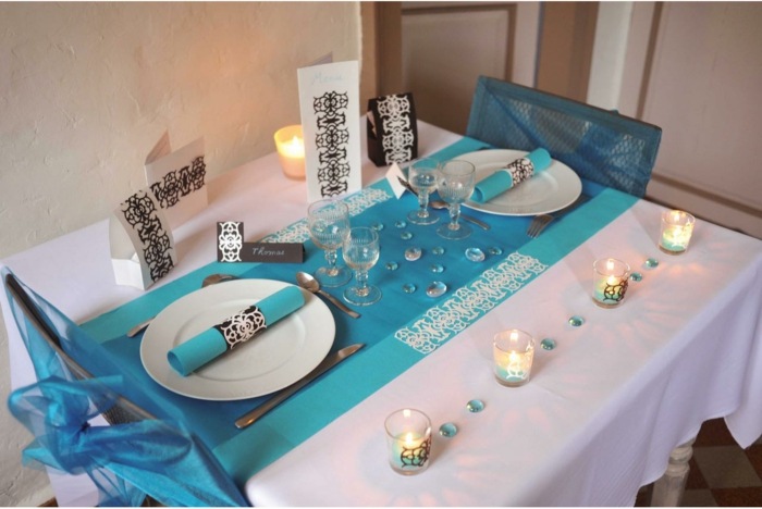 Decoração de mesa com corrediça e pedras decorativas em azul