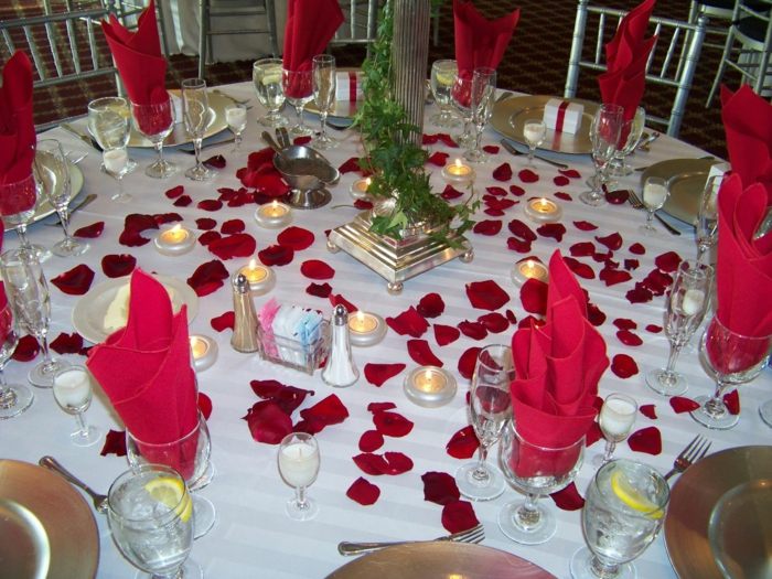Decoração de mesa-casamento-pétalas de rosa-talheres-guardanapos-feitos de-tecido-luzes de chá