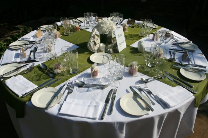 Configuração de mesa de casamento ao ar livre