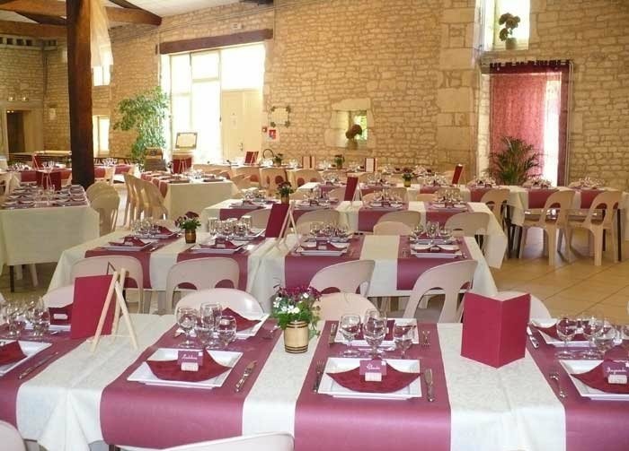 Decoração de mesa de casamento no castelo em cor fúcsia