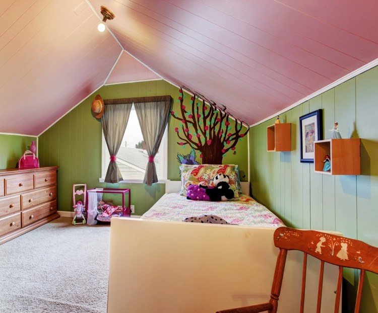 quarto de criança-teto-inclinado-menina-rosa-teto-verde-pintura de parede