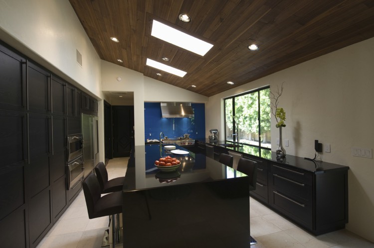 Cozinha com telhado inclinado, claraboias embutidas no teto, ilha da cozinha