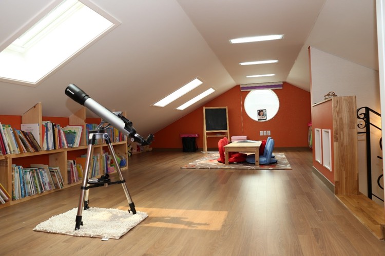 Telhado inclinado-quarto infantil-sótão-laminado-laranja-parede-pintura
