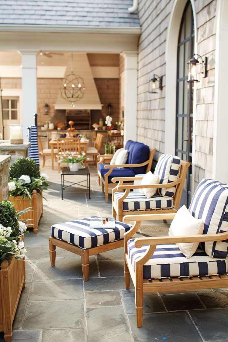 terraço-design-marítimo-madeira-poltronas-almofadas-macias-azul-branco
