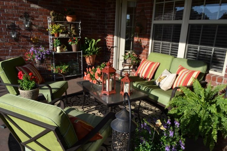 ideias-terraço-design-exuberante-verde-plantas-assento-almofadas-almofadas-mesa-decoração-lanternas