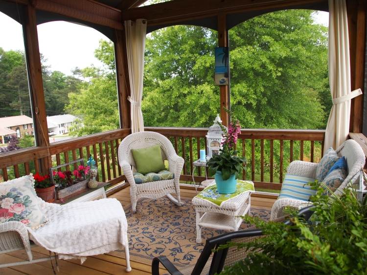romântico-terraço-design-móveis de vime-em-branco-floral-lançar almofadas-gaiola
