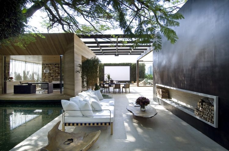 design-terraço-moderno-com-sofá-cama-lareira-lareira-lenha-acentos rústicos