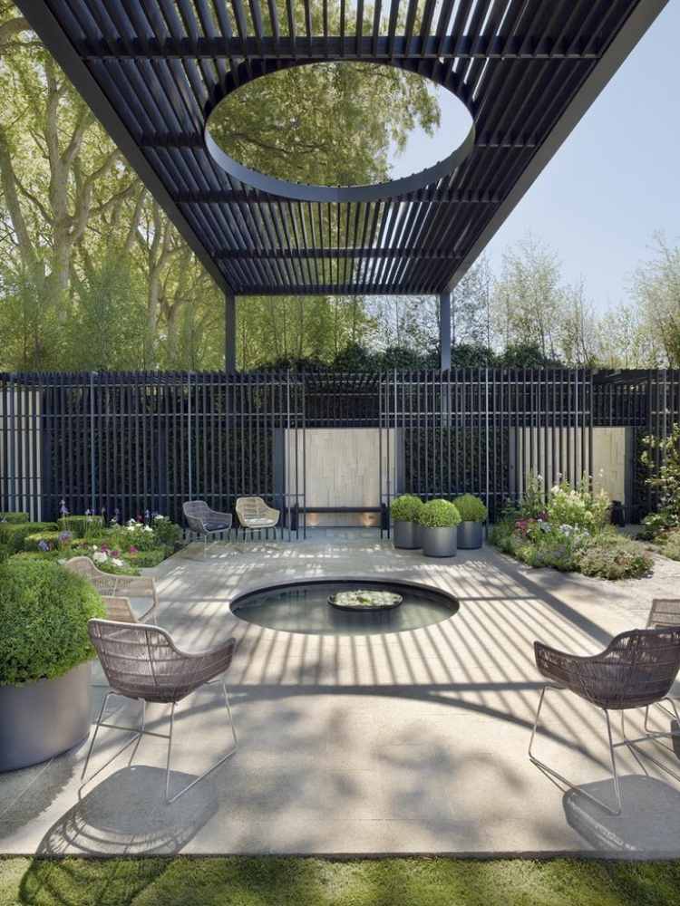 terraço-design-moderno-coberto-lagoa-jardim-cadeiras-plantadores de metal