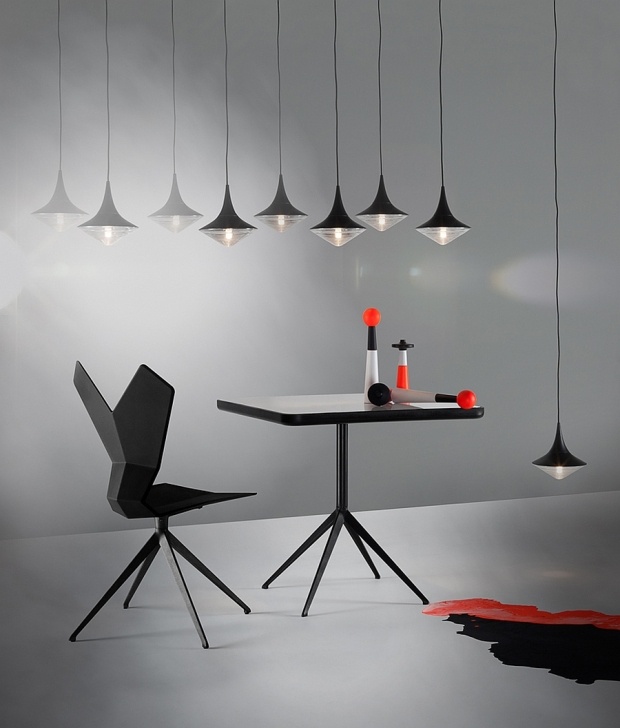 Luzes suspensas de mesa em Y pretas tom-dixon - moderna feira de design de Milão