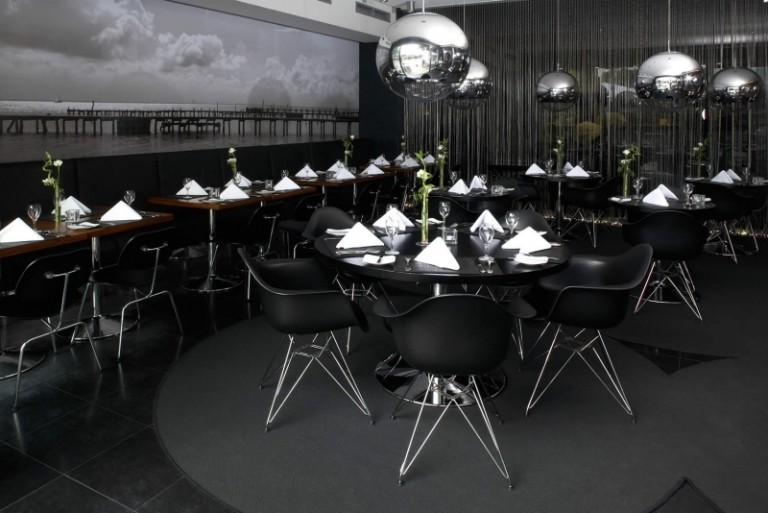 design-hotéis-alemanha-ueberfluss-bremen-restaurante-black-eames-chair