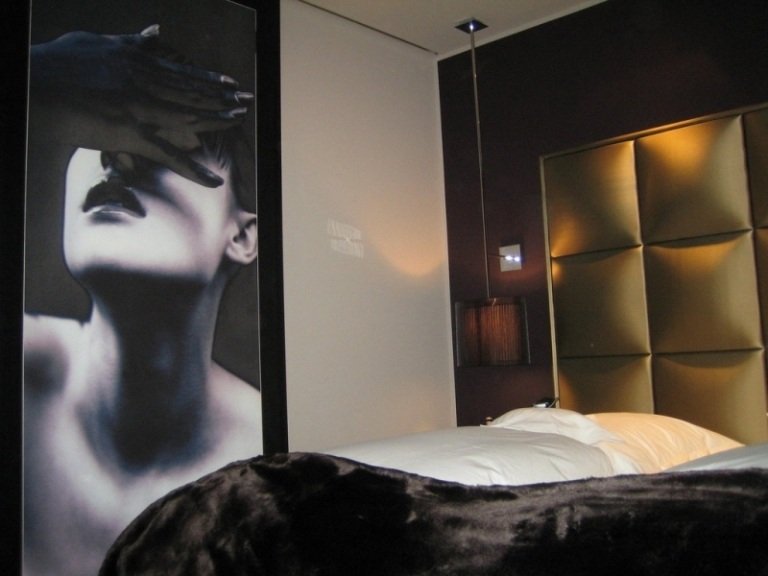 design-hotels-germany-roomers-frankfurt-hotel-rooms-nobre-dark-metal-cores