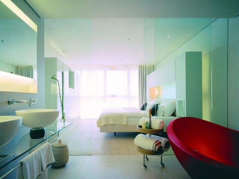 design-hotels-alemanha-side-hamburg-hotel-rooms-elegant-glass-wall-bathroom