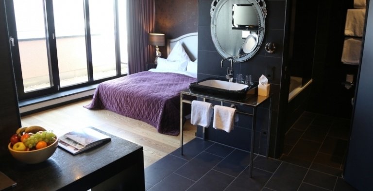 design-hotéis-alemanha-la-maison-preto-quarto de hotel-ruim