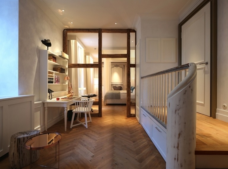 Hotéis Design na Alemanha -la-maison-hotel room-parquet floor-white-vintage-mdoern