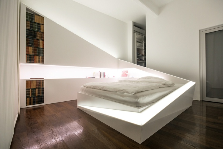 camas criativas original-iluminação-led-prateleira-escuro-parquet