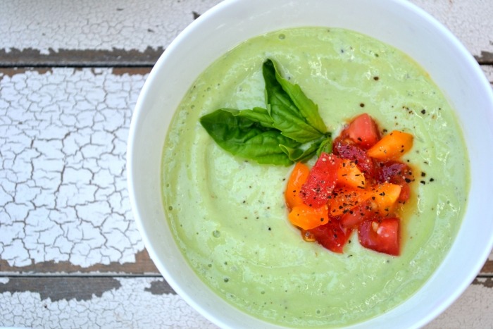 abacate-pepino-sopa fria-sopa-tomate-manjericão-decoração